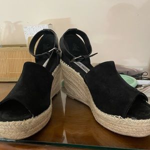 Super cute Steve Madden size 10 wedge sandals perfect for the summer season.